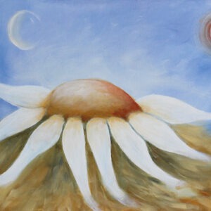 Une grande marguerite sans tiges avec un bulbe jaune orangé avec une quartier de lune dans un ciel bleu et une spirale orangée à droite dans le ciel