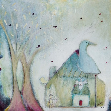 Un tableau dans lequel on voit à gauche un gros arbre, sans feuilles. À droite, une maison dans laquelle il y a une autre maison. Un gros oiseaux sur le toit de la grosse maison semble veiller, surveiller.